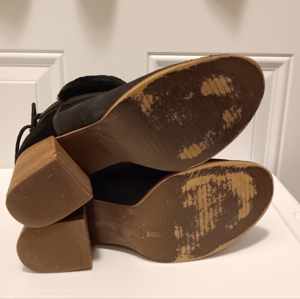 UGG| Kirke Ankle Boots Black Suede Shearling Trim Missing Shoe Lace 9.5 - Picture 6 of 8
